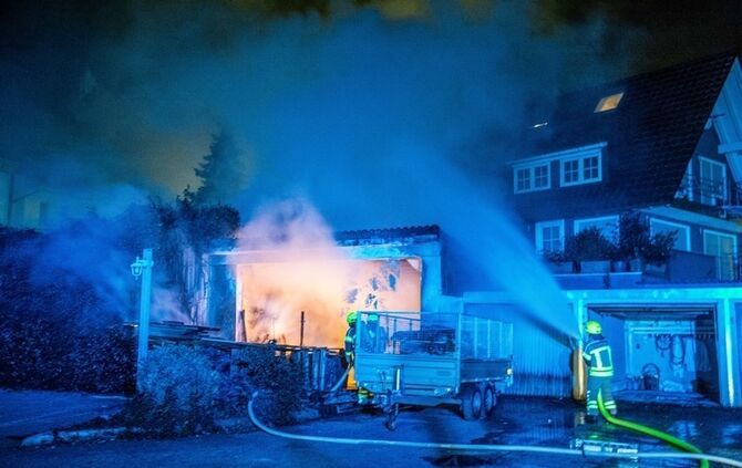 Garage mit Holz in Vollbrand - Bild 06_26