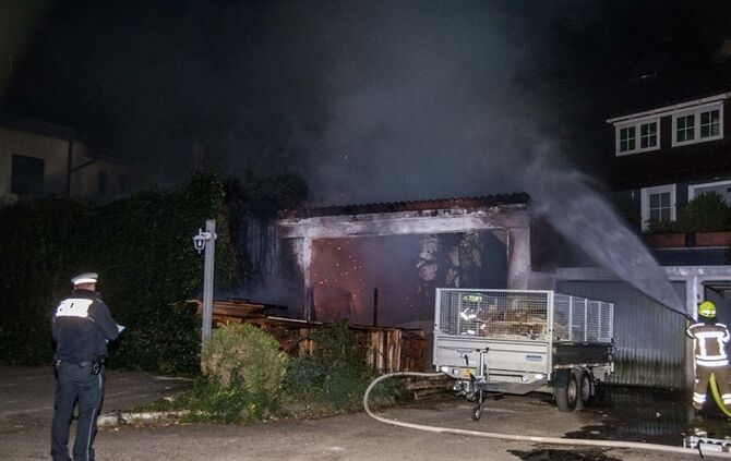 Garage mit Holz in Vollbrand - Bild 07_27