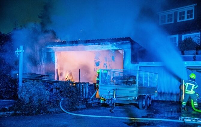 Garage mit Holz in Vollbrand - Bild 08_28