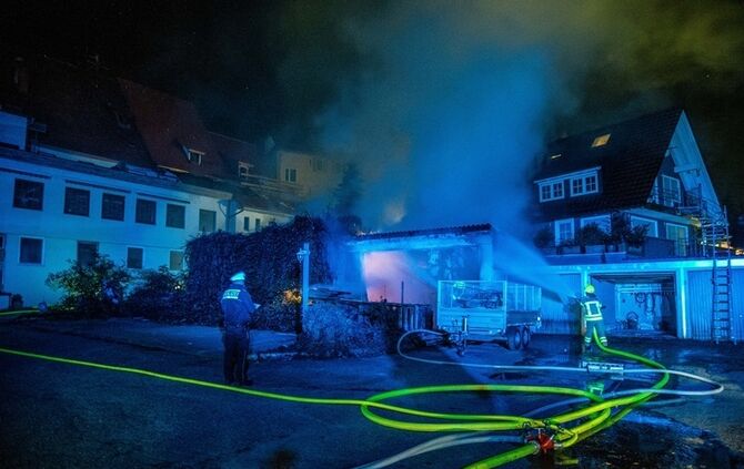 Garage mit Holz in Vollbrand - Bild 09_29