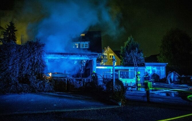 Garage mit Holz in Vollbrand - Bild 10_30