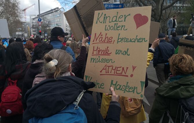 Corona Querdenker Demo Stuttgart Querdenken Plakat Kinder Maske Masken Protest