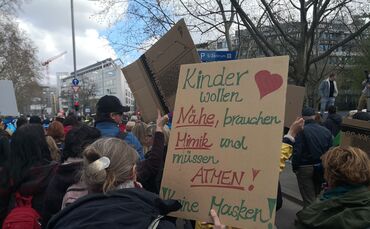 Corona Querdenker Demo Stuttgart Querdenken Plakat Kinder Maske Masken Protest