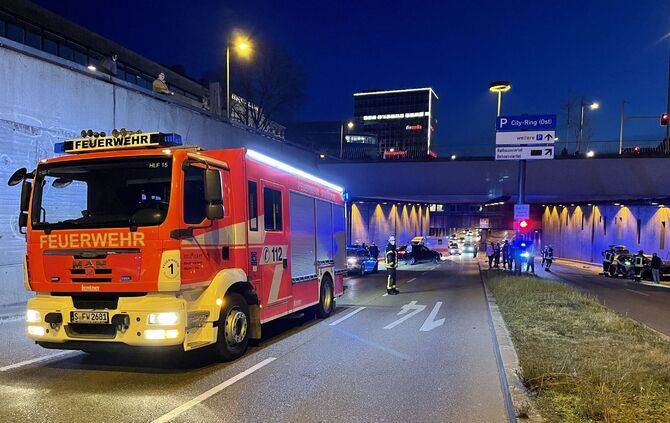 Stuttgart: Schwerer Unfall auf der B14