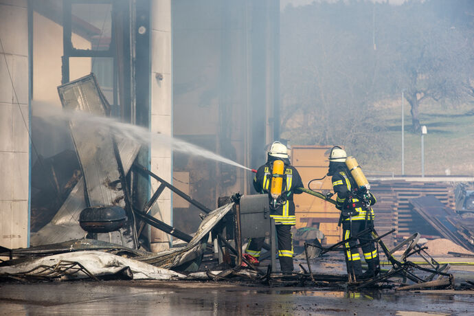 Brand einer Automatendreherei, Industriestr., Schorndorf-Miedelsbach, 14.03.2022.