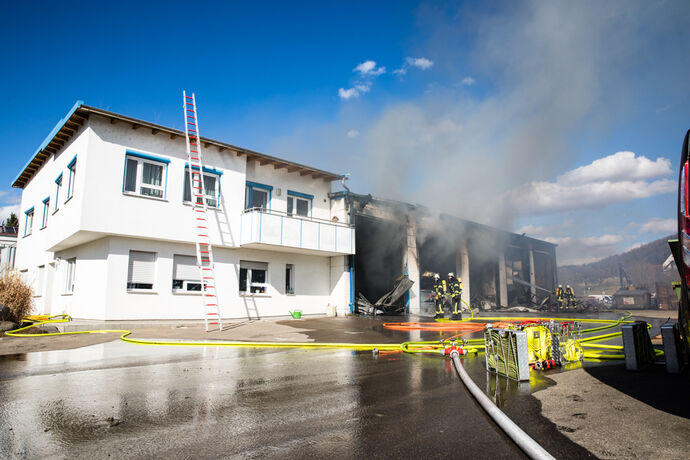 Brand einer Automatendreherei, Industriestr., Schorndorf-Miedelsbach, 14.03.2022.