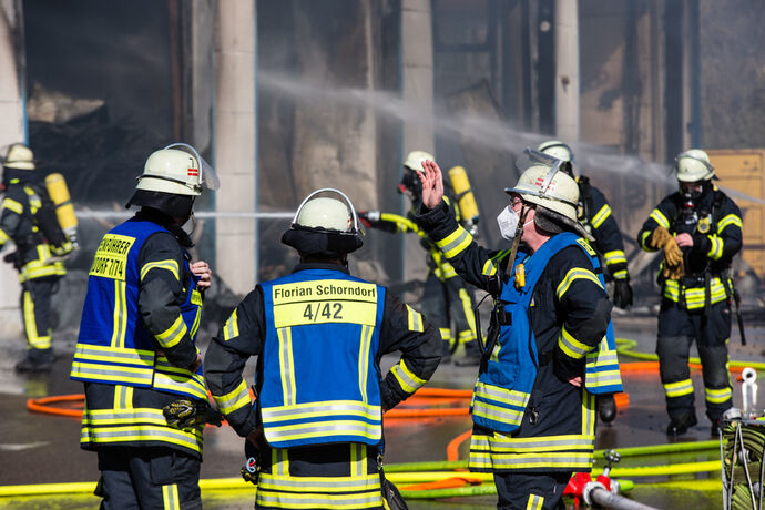 Brand einer Automatendreherei, Industriestr., Schorndorf-Miedelsbach, 14.03.2022.