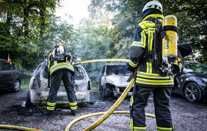 Zwei Pkw ausgebrannt - Bild 14_1