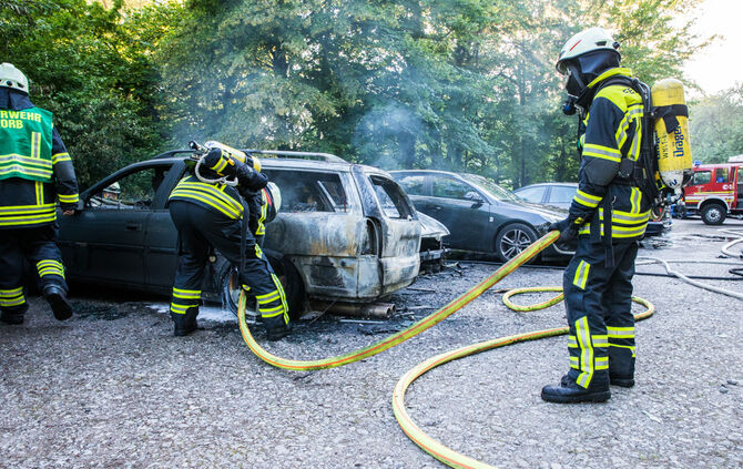 Zwei Pkw ausgebrannt - Bild 11_12