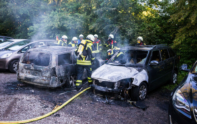 Zwei Pkw ausgebrannt - Bild 01_21