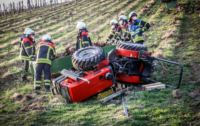 Weinbergschlepper umgestürzt, Person eingeklemmt, Korb, 24.03.2022.
