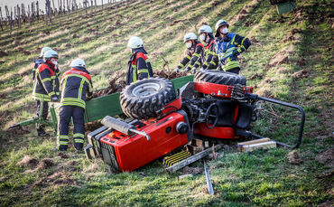 Weinbergschlepper umgestürzt, Person eingeklemmt, Korb, 24.03.2022.