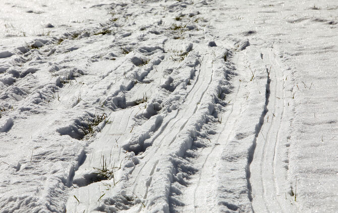 Schnee Schneespuren Winter Winterwetter Wetter Symbolfoto