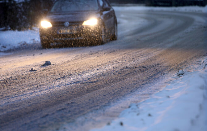 Wetter Straße Verkehr Glätte Schnee Eis Symbolfoto