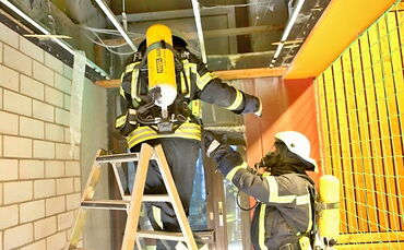 Feuerwehr sucht Brandnester_0