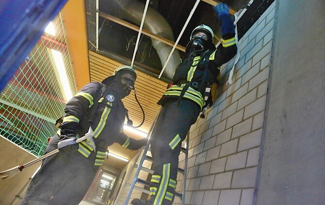 Feuerwehr sucht Brandnester_1