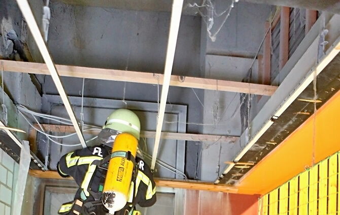 Feuerwehr sucht Brandnester_6