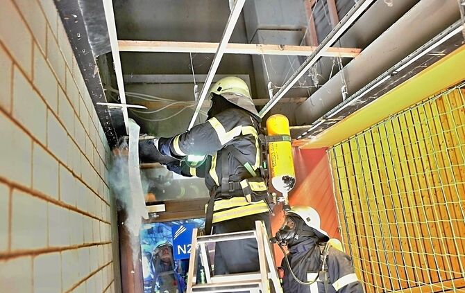 Feuerwehr sucht Brandnester_7