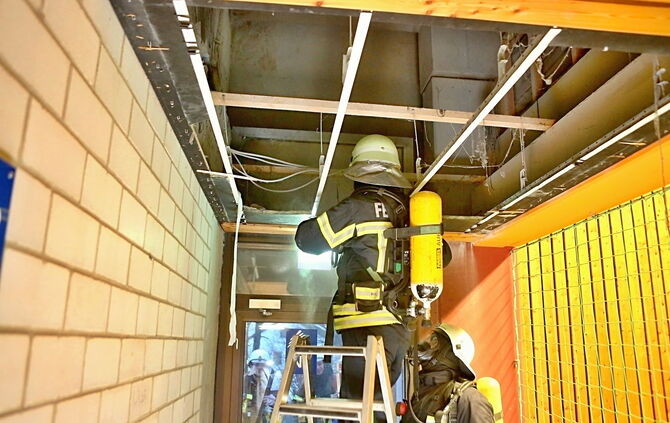 Feuerwehr sucht Brandnester_9