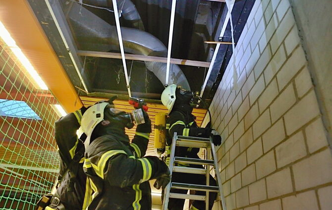 Feuerwehr sucht Brandnester_11