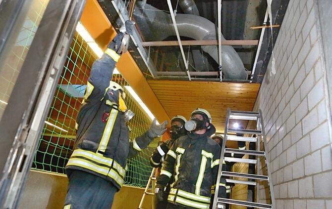 Feuerwehr sucht Brandnester_13