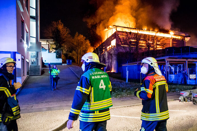 Großbrand, Fa. ALBA, Waiblingen, 30.03.2022.