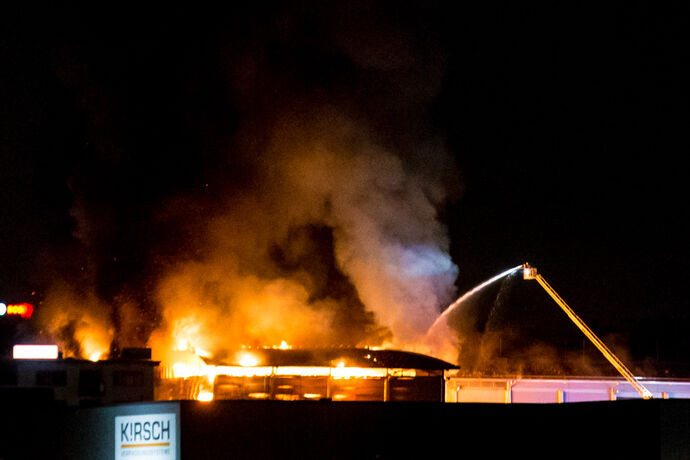 Großbrand, Fa. ALBA, Waiblingen, 30.03.2022.