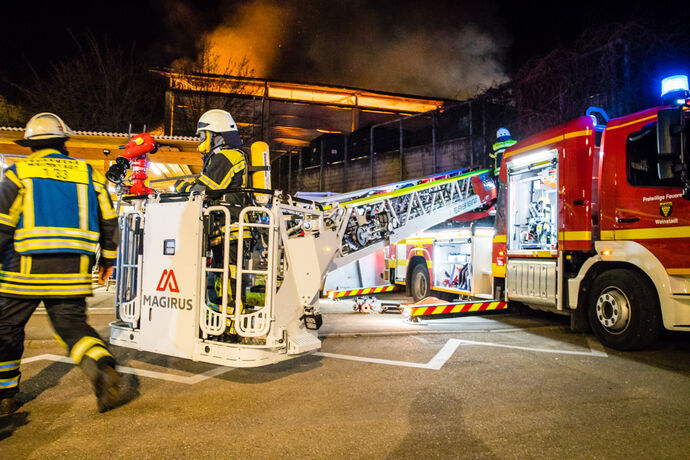 Großbrand, Fa. ALBA, Waiblingen, 30.03.2022.