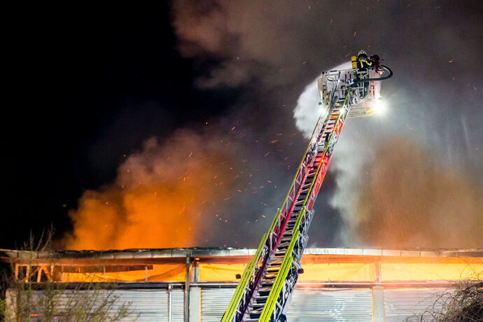 Großbrand, Fa. ALBA, Waiblingen, 30.03.2022.
