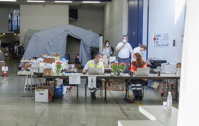 Helfer in der Stuttgarter Schleyerhalle kümmern sich um Geflüchtete.