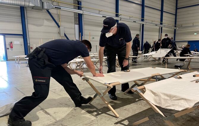 Die ist wie hier in Stuttgart derzeit damit beschäftigt, Notquartiere für ukrainische Flüchtlinge einzurichten.