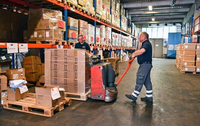 Das DRK-Zentrallager in Kirchheim/Teck liefert Hilfsmaterialien – und leert sich derzeit rasant.
