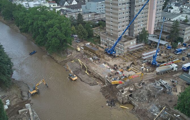 Hier errichtet das THW eine Hilfsbrücke.