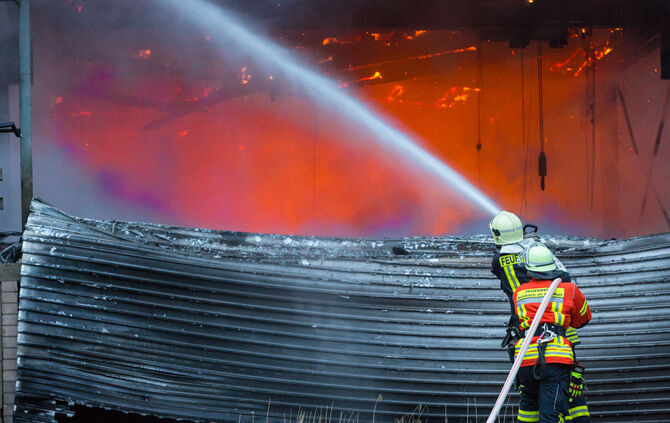 Großbrand im alten Sägewerk - Bild 27_8