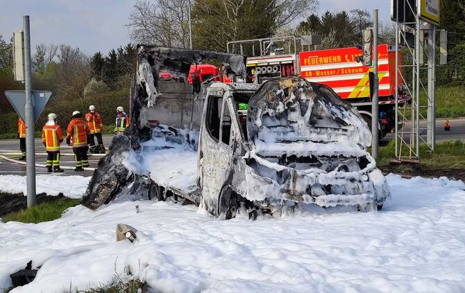 Nach Vollbrand eines Transporters in der Nähe der B14.