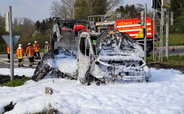 Nach Vollbrand eines Transporters in der Nähe der B14.