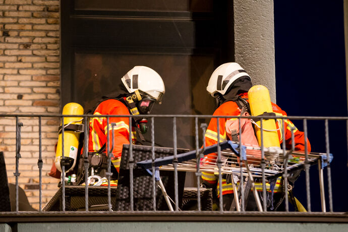 Brand auf Balkon, Blumen- & Uhlandstr., Schwaikheim, 18.04.2022.