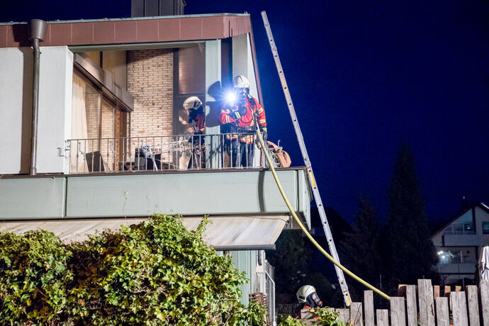 Brand auf Balkon, Blumen- & Uhlandstr., Schwaikheim, 18.04.2022.