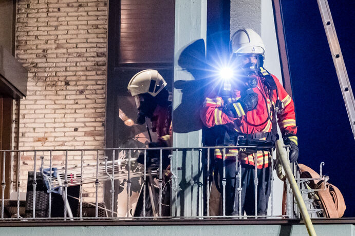 Brand auf Balkon, Blumen- & Uhlandstr., Schwaikheim, 18.04.2022.