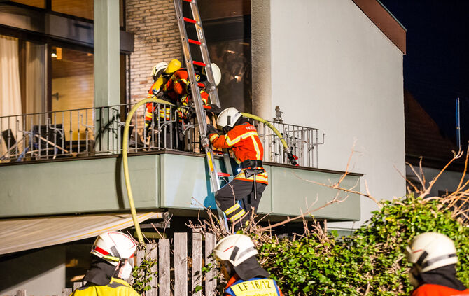 Brand auf Balkon, Blumen- & Uhlandstr., Schwaikheim, 18.04.2022.