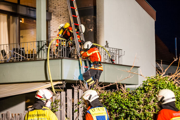 Brand auf Balkon, Blumen- & Uhlandstr., Schwaikheim, 18.04.2022.