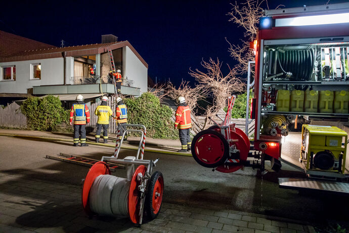 Brand auf Balkon, Blumen- & Uhlandstr., Schwaikheim, 18.04.2022.