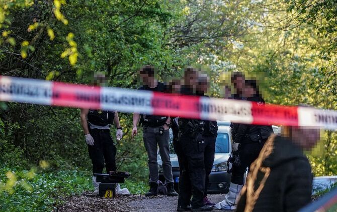 Esslingen: Toetungsdelikt? Leiche in Waldstueck gefunden