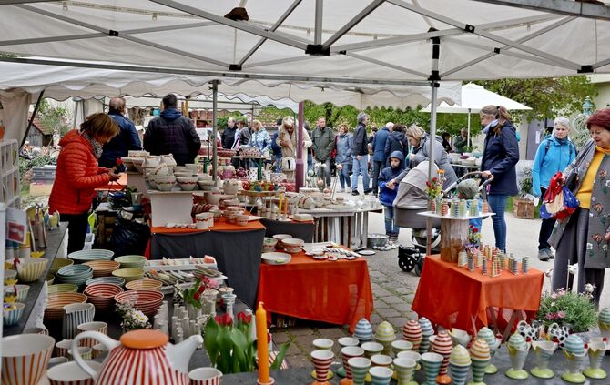 Vasen, Schalen, Kunstobjekte: Urbach wieder im Zeichen des Töpfermarkts