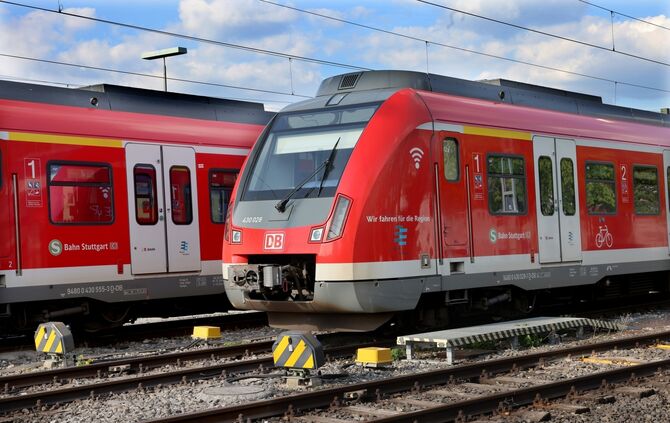 S-Bahn Sbahn S2 S3 Bahnhof Symbol Symbolfoto