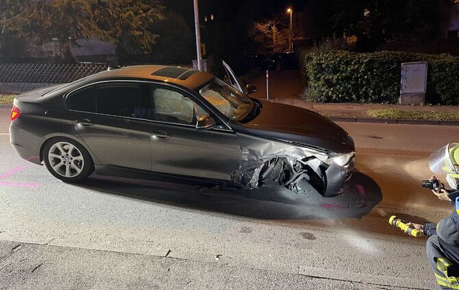 20220429_SDMG_25175_Unfall_Stuttgart_Stammheim_7.jpg Stuttgart: Alkoholisierter BMW Fahrer verursacht Unfall