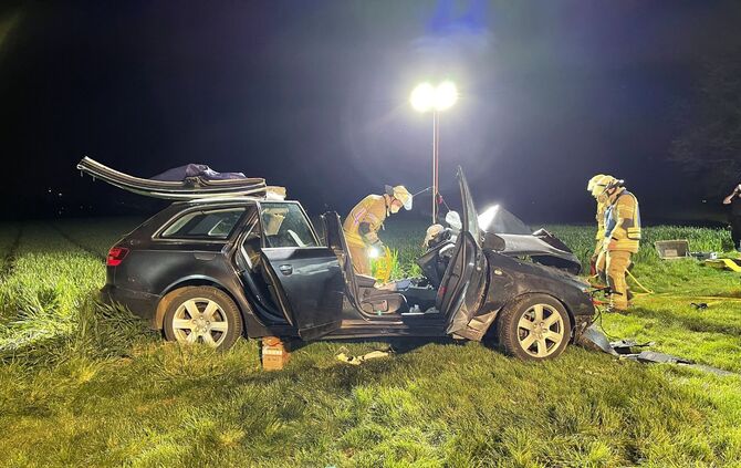 Remseck: Audi kollidiert mit Baum, Fahrer Schwer Verletzt