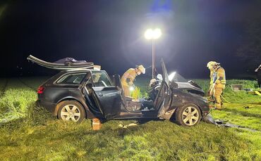 Remseck: Audi kollidiert mit Baum, Fahrer Schwer Verletzt