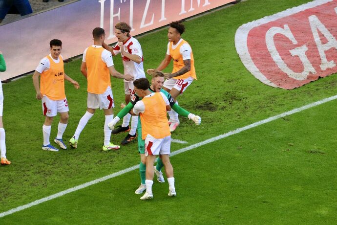 Jubel nach dem Tor von Endo gegen Köln / Florian Müller