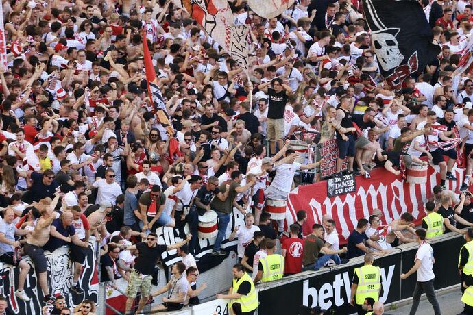 Platzsturm nach Last-Minute-Klassenerhalt des VfB Stuttgart  / Cannstatter Kurve / Fans / Fankurve / Ultras